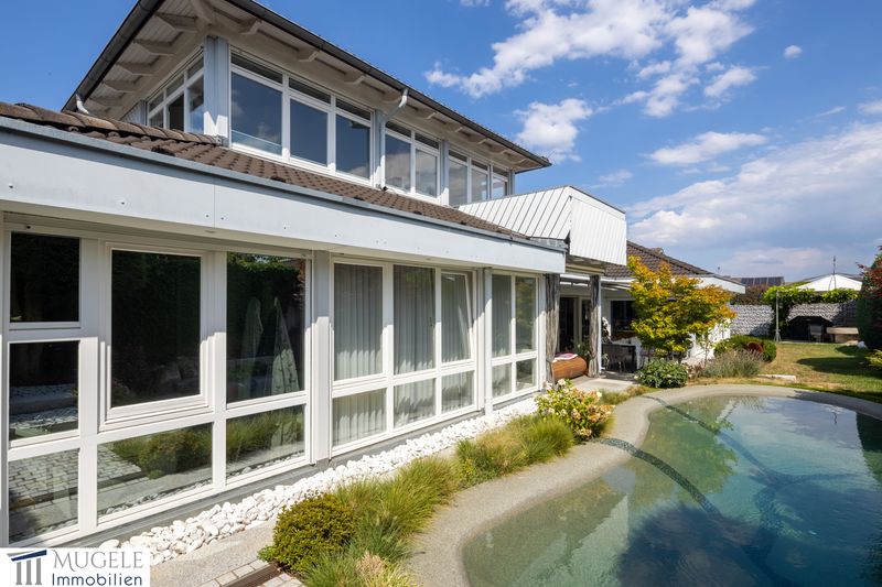 Exklusives Wohnen im Bungalowstil – Freistehendes Einfamilienhaus mit Pool in Nufringen